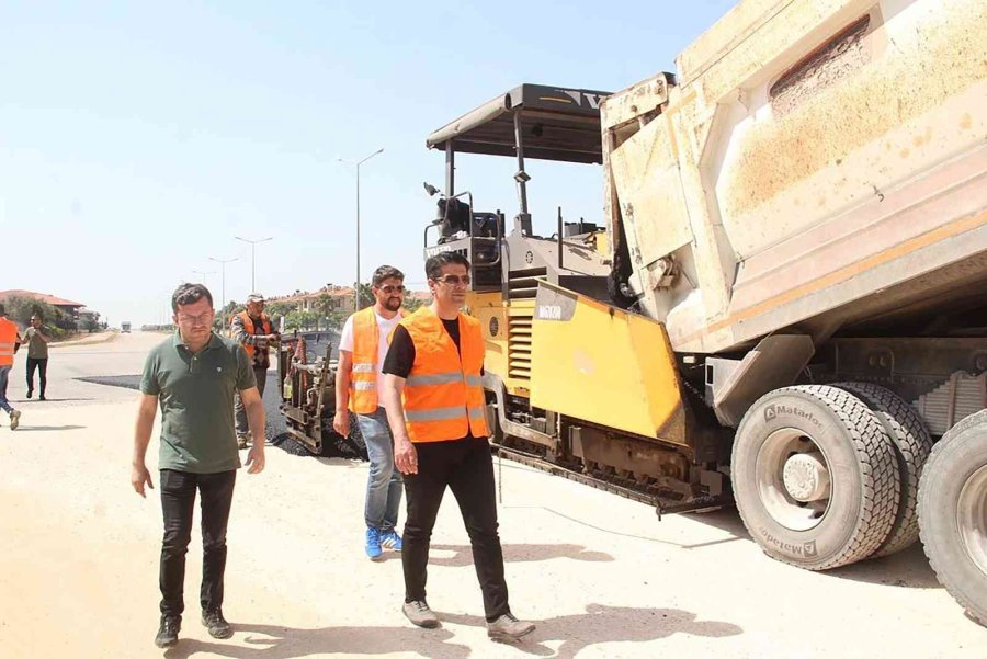 Döşemealtı’nda 3 Caddeye 10 Bin Metre Kare Sıcak Asfalt Seriliyor
