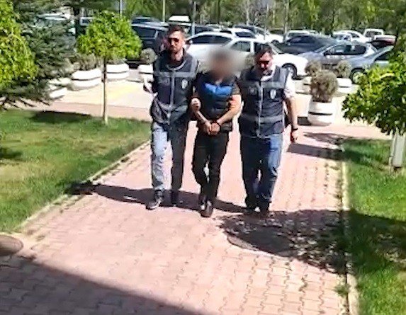 Konya’da Araçlardan Akü Hırsızları Yakayı Ele Verdi