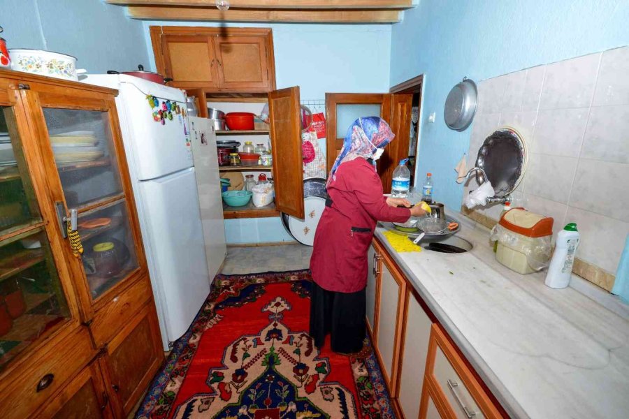 Meram’da Yalnız Ve Geliri Olmayan Yaşlıların Evleri Bayrama Hazırlanıyor