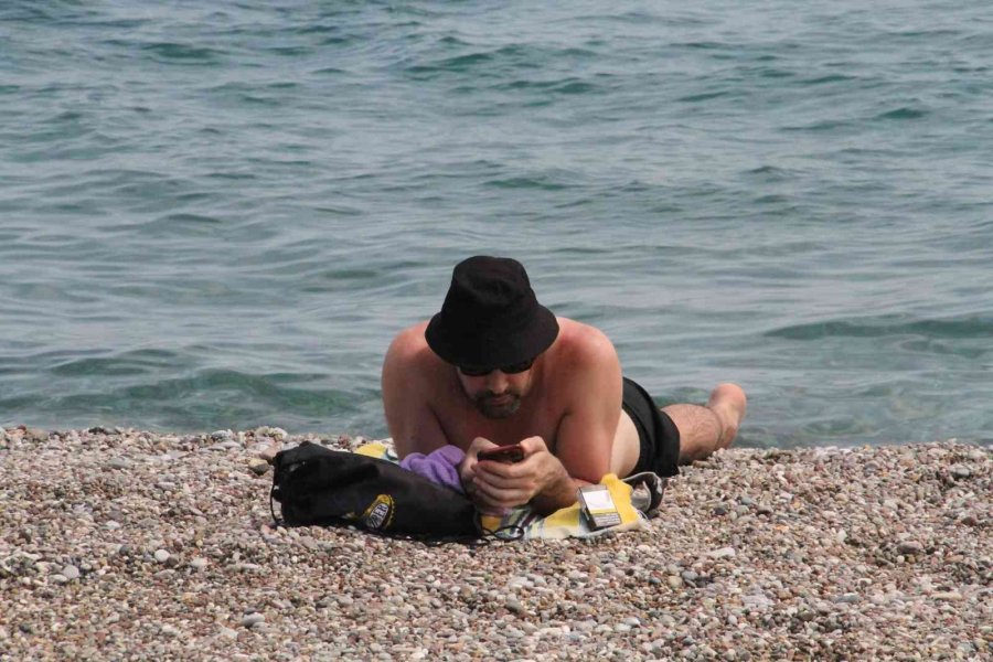 Dünyaca Ünlü Sahil, Traktörlerle Tarla Gibi Sürülüp Sezona Hazırlanıyor