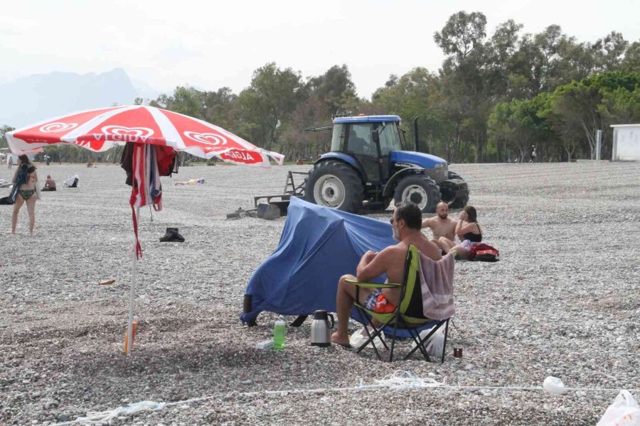 Dünyaca Ünlü Sahil, Traktörlerle Tarla Gibi Sürülüp Sezona Hazırlanıyor