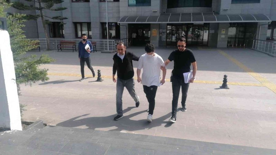 Kız Arkadaşına İlgisi Olduğunu İddia Ettiği Genci Bıçaklayan Çocuk Tutuklandı