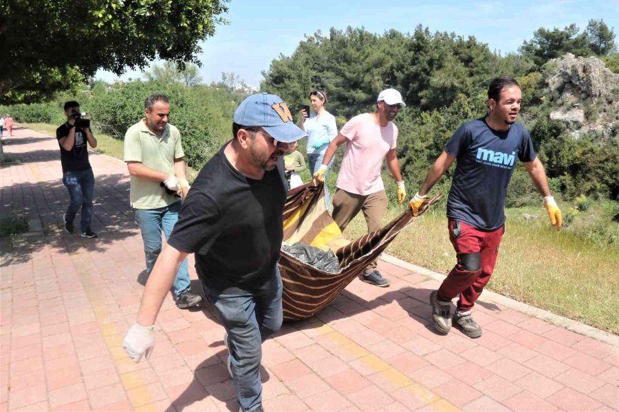 Antalya’nın Ormanlarına Rus Ve Ukraynalı Kadınların Eli Değdi