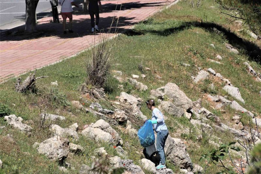 Antalya’nın Ormanlarına Rus Ve Ukraynalı Kadınların Eli Değdi