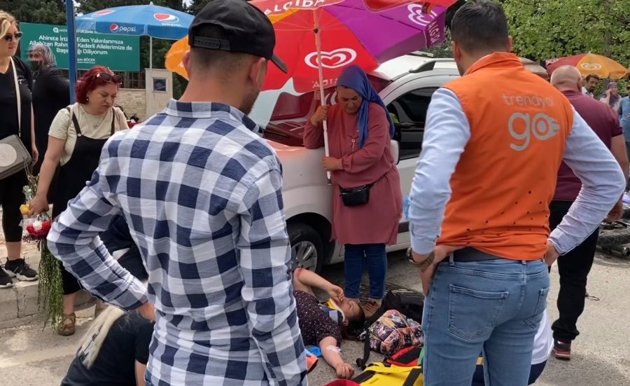 Kazada Acı İçinde Yerde Yatan Kadına Hemcinsinden Plaj Şemsiyeli Koruma