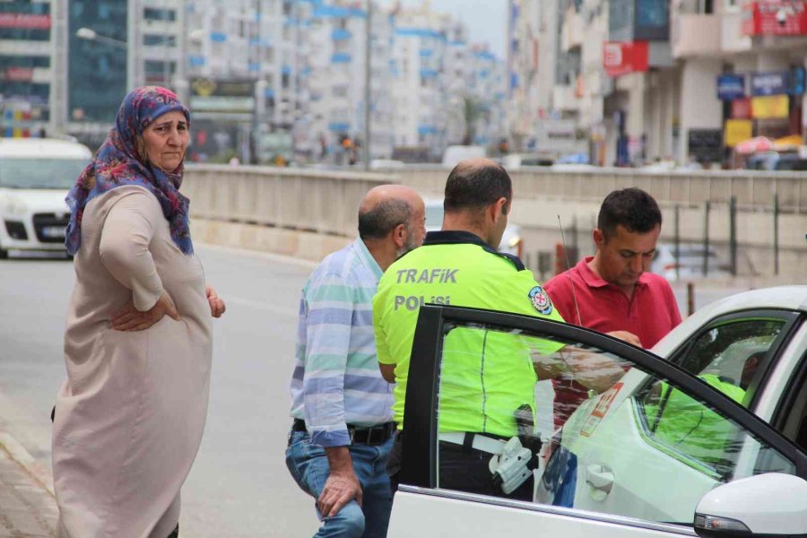 Kazada Acı İçinde Yerde Yatan Kadına Hemcinsinden Plaj Şemsiyeli Koruma