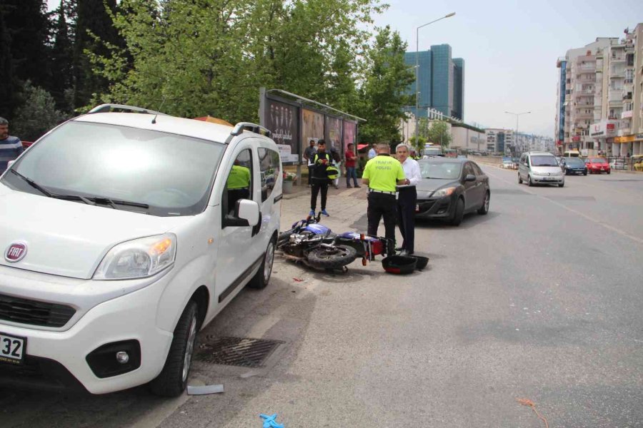 Kazada Acı İçinde Yerde Yatan Kadına Hemcinsinden Plaj Şemsiyeli Koruma