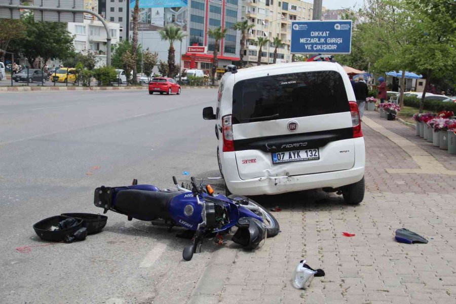 Kazada Acı İçinde Yerde Yatan Kadına Hemcinsinden Plaj Şemsiyeli Koruma