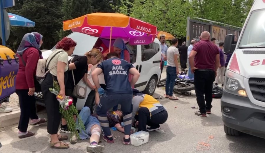 Kazada Acı İçinde Yerde Yatan Kadına Hemcinsinden Plaj Şemsiyeli Koruma