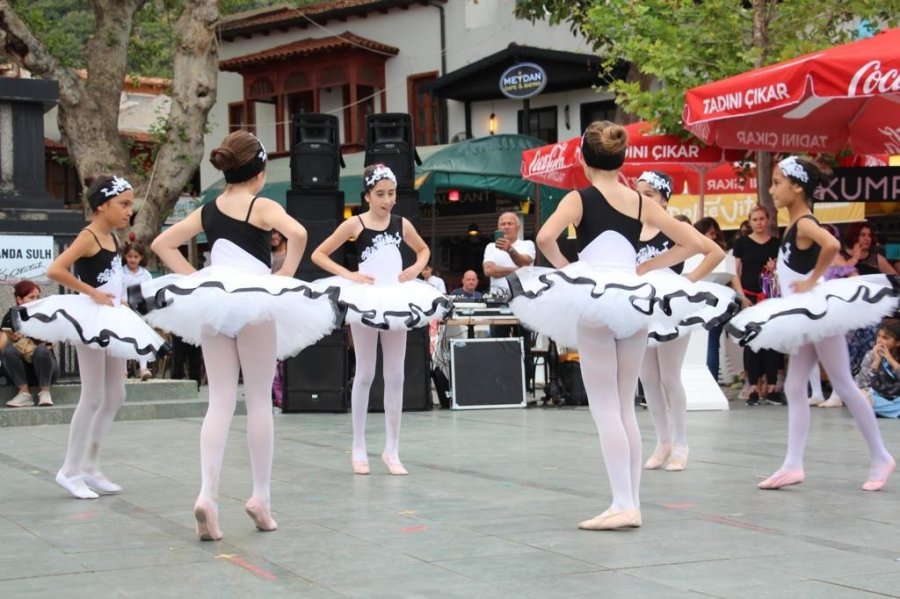 Kaş’ta, Dünya Dans Günü Kutlandı