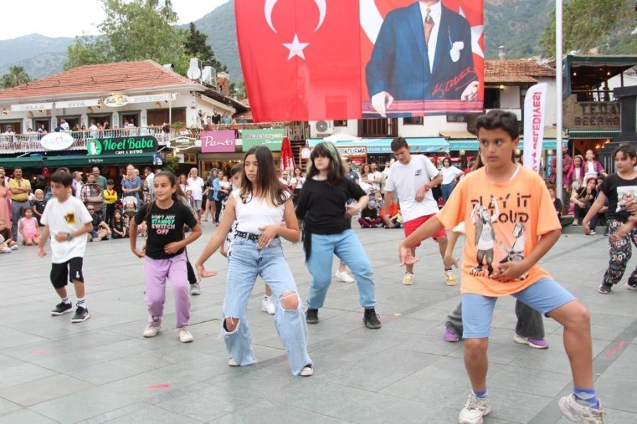 Kaş’ta, Dünya Dans Günü Kutlandı