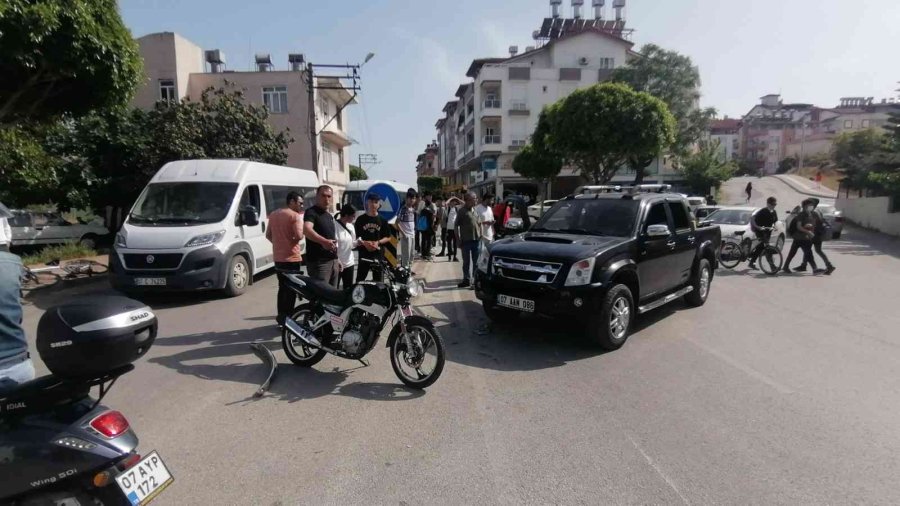 Manavgat’ta Motosiklet İle Kamyonet Çarpıştı: 2 Yaralı