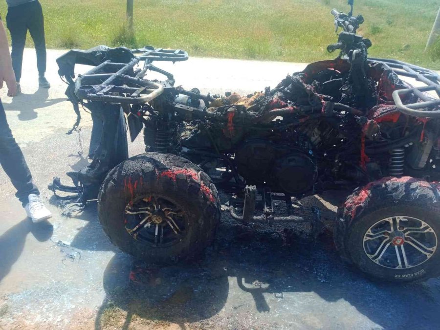 Hareket Halindeki Atv, Yanarak Kullanılamaz Hale Geldi