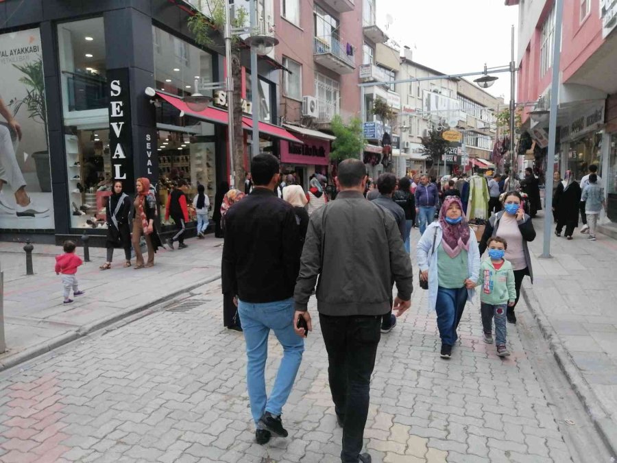 Mağazalar Sokağa Taştı, Kasalarda Uzun Kuyruklar Oluştu