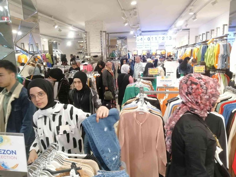 Mağazalar Sokağa Taştı, Kasalarda Uzun Kuyruklar Oluştu