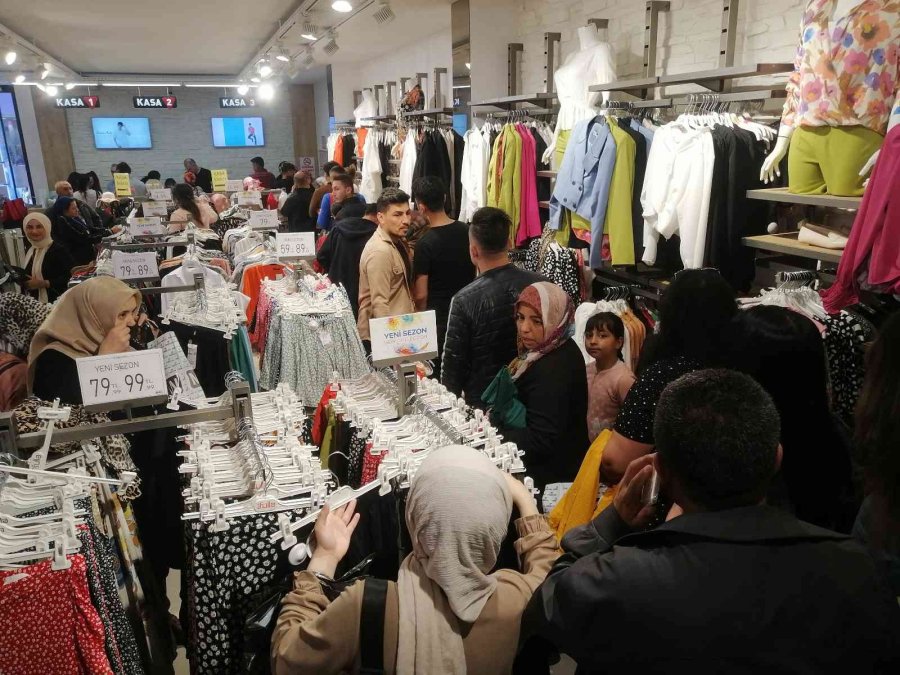 Mağazalar Sokağa Taştı, Kasalarda Uzun Kuyruklar Oluştu