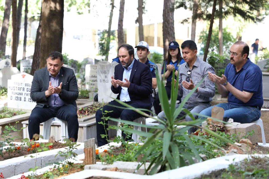 Başkan Yücel Şehitlik Ve Kimsesizler Mezarlığını Ziyaret Etti