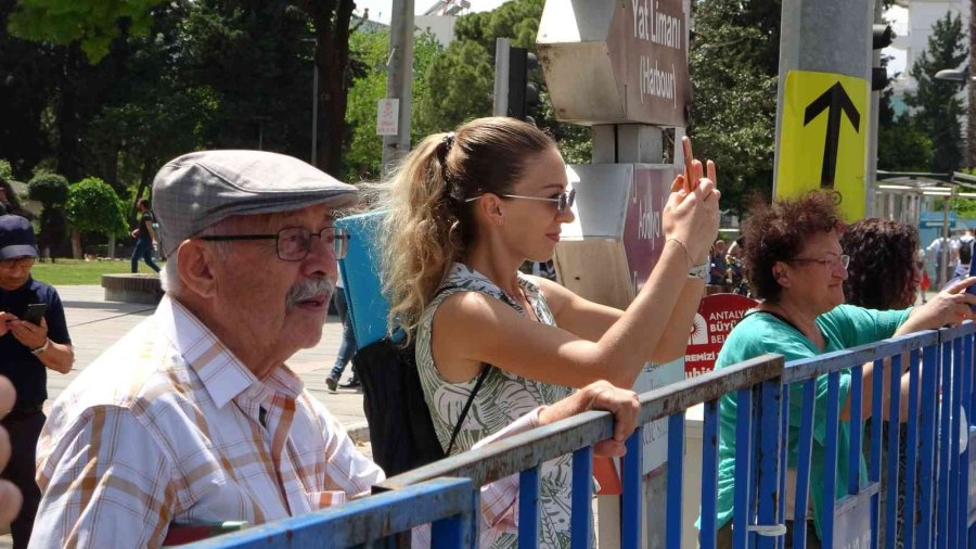 Antalya’da 1 Mayıs Coşkuyla Kutlandı