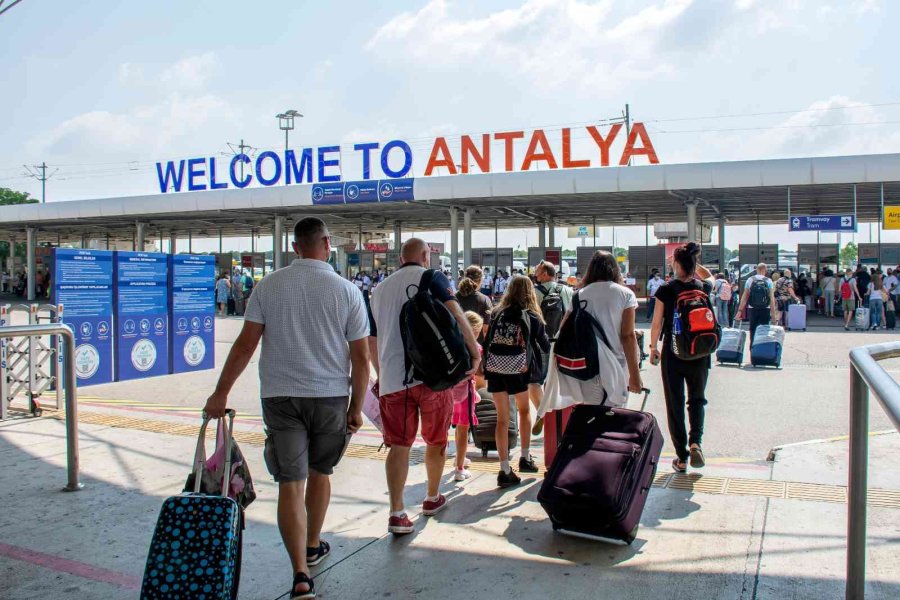 Antalya’yı Ziyaret Eden Turist Sayısı 2021 Yılına Göre Yüzde 162 Arttı