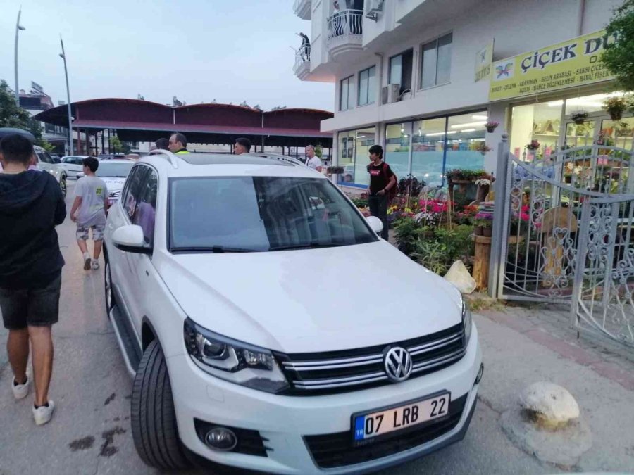 Evine Giden Kadına Araç Çarptı, Çocukları Başında Olanları Endişeyle Takip Etti