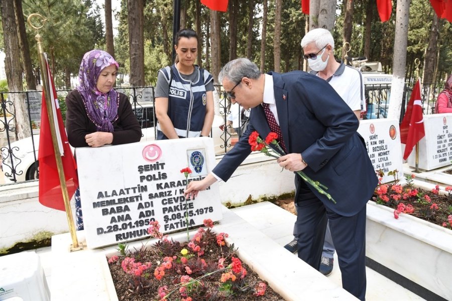 Şehitlikte Hüzünlü Bayramlaşma