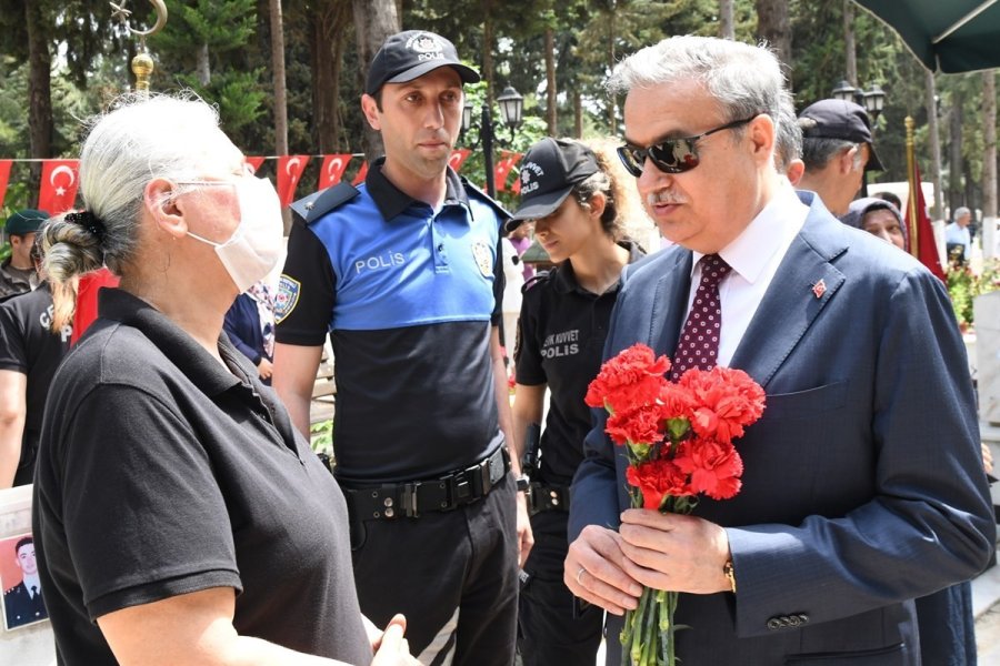 Şehitlikte Hüzünlü Bayramlaşma