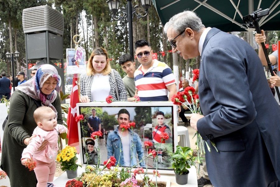 Şehitlikte Hüzünlü Bayramlaşma