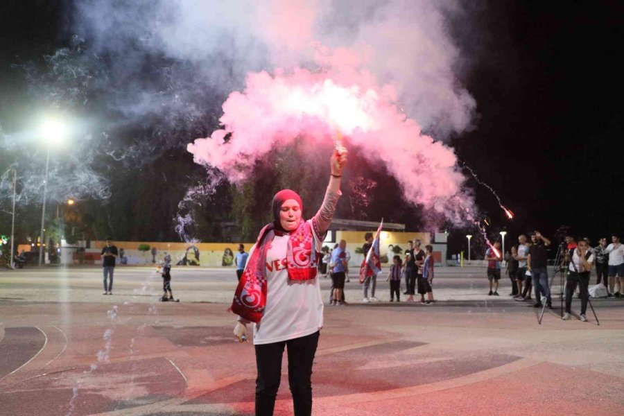 Mersin’de Trabzonspor’un Şampiyonluğu Coşkuyla Kutlandı