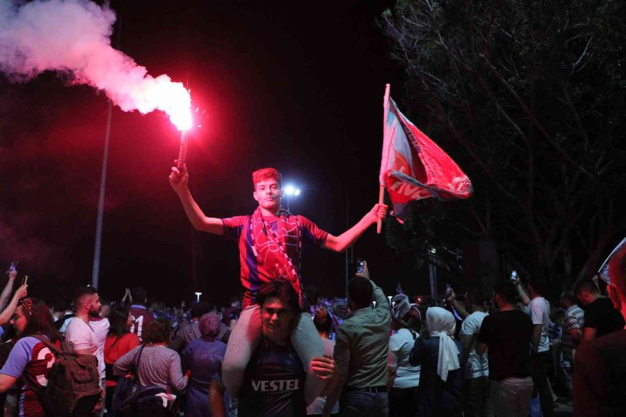 Mersin’de Trabzonspor’un Şampiyonluğu Coşkuyla Kutlandı