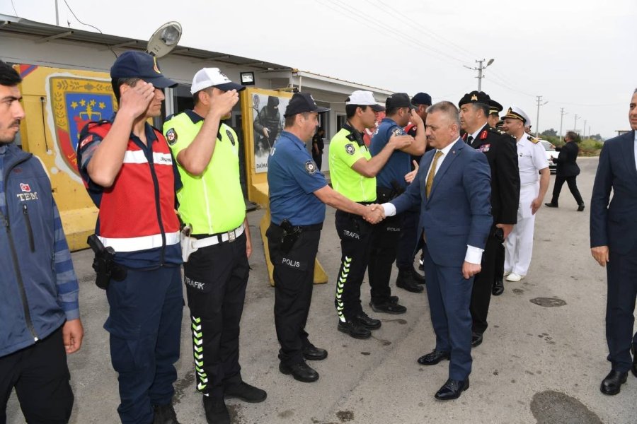 Antalya Protokolü Çocuklarla Kahvaltı Yapıp Yaşlıların Elini Öptü