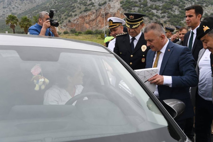 Antalya Protokolü Çocuklarla Kahvaltı Yapıp Yaşlıların Elini Öptü