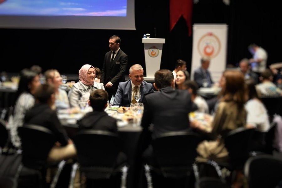 Antalya Protokolü Çocuklarla Kahvaltı Yapıp Yaşlıların Elini Öptü