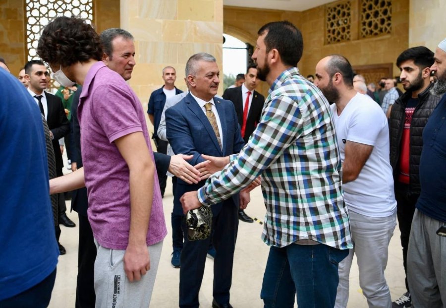 Antalya Protokolü Çocuklarla Kahvaltı Yapıp Yaşlıların Elini Öptü