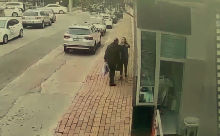 Bayram Günü Sokak Ortasında Kadını Darp Eden Adamı Vatandaşlar Tekme Tokat Dövdü