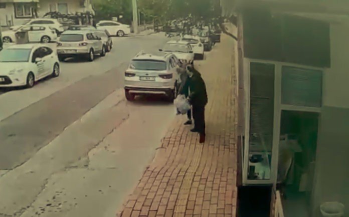 Bayram Günü Sokak Ortasında Kadını Darp Eden Adamı Vatandaşlar Tekme Tokat Dövdü