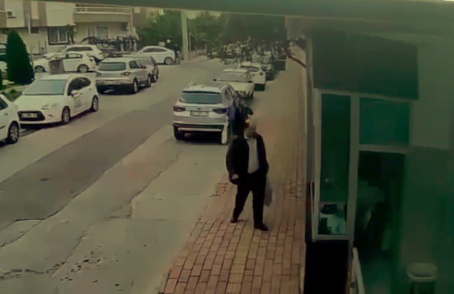 Bayram Günü Sokak Ortasında Kadını Darp Eden Adamı Vatandaşlar Tekme Tokat Dövdü