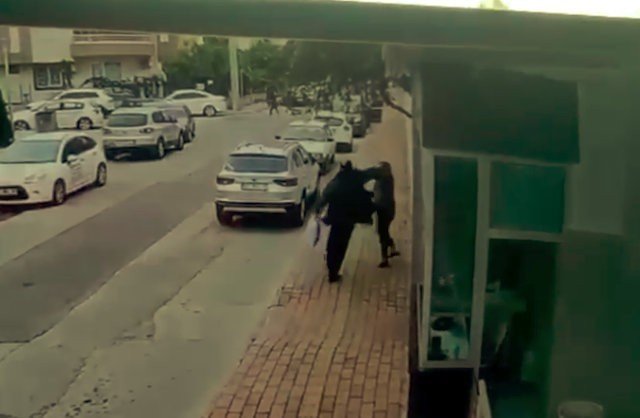 Bayram Günü Sokak Ortasında Kadını Darp Eden Adamı Vatandaşlar Tekme Tokat Dövdü