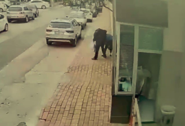 Bayram Günü Sokak Ortasında Kadını Darp Eden Adamı Vatandaşlar Tekme Tokat Dövdü