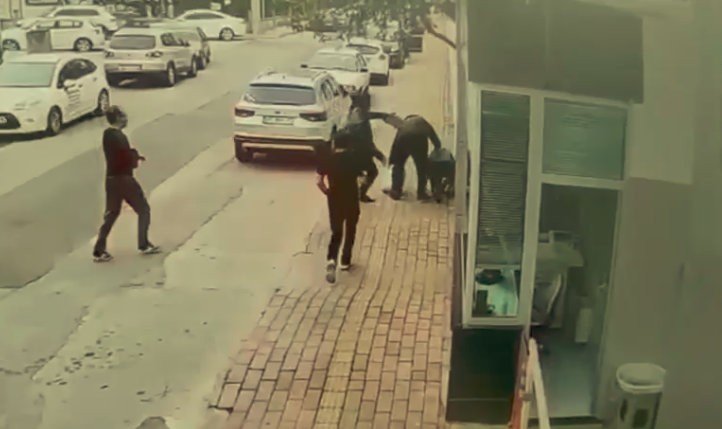 Bayram Günü Sokak Ortasında Kadını Darp Eden Adamı Vatandaşlar Tekme Tokat Dövdü