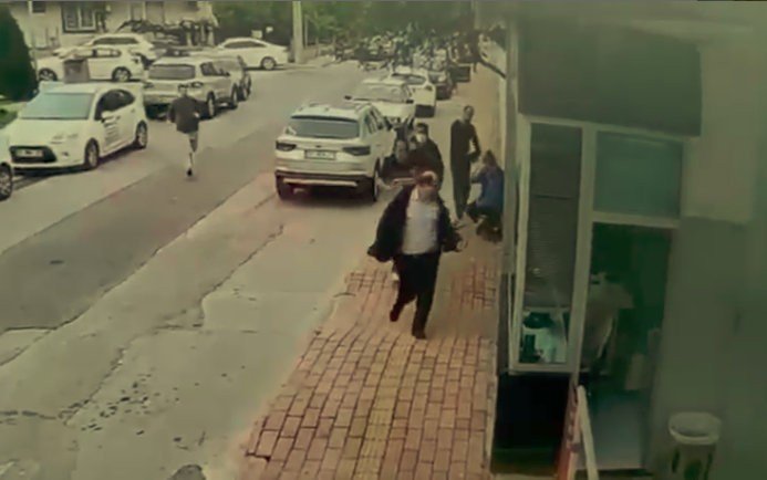 Bayram Günü Sokak Ortasında Kadını Darp Eden Adamı Vatandaşlar Tekme Tokat Dövdü