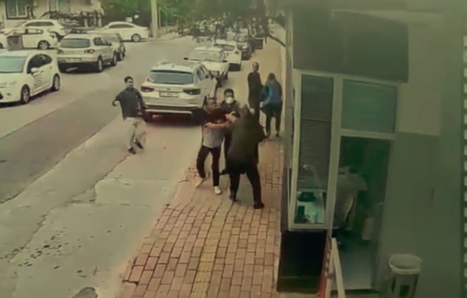 Bayram Günü Sokak Ortasında Kadını Darp Eden Adamı Vatandaşlar Tekme Tokat Dövdü