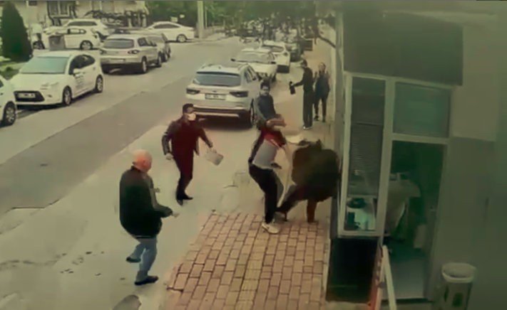 Bayram Günü Sokak Ortasında Kadını Darp Eden Adamı Vatandaşlar Tekme Tokat Dövdü