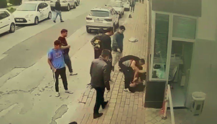 Bayram Günü Sokak Ortasında Kadını Darp Eden Adamı Vatandaşlar Tekme Tokat Dövdü