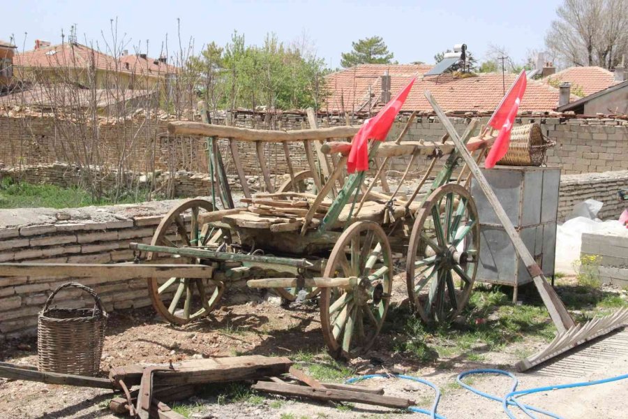 Çöplerden Topladığı Eski Tarım Aletleriyle Bahçesini Müzeye Çevirdi