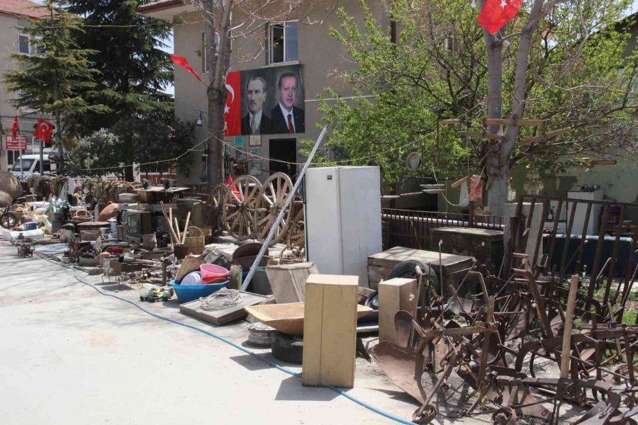Çöplerden Topladığı Eski Tarım Aletleriyle Bahçesini Müzeye Çevirdi