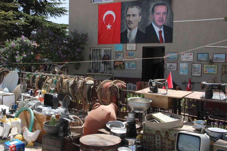 Çöplerden Topladığı Eski Tarım Aletleriyle Bahçesini Müzeye Çevirdi