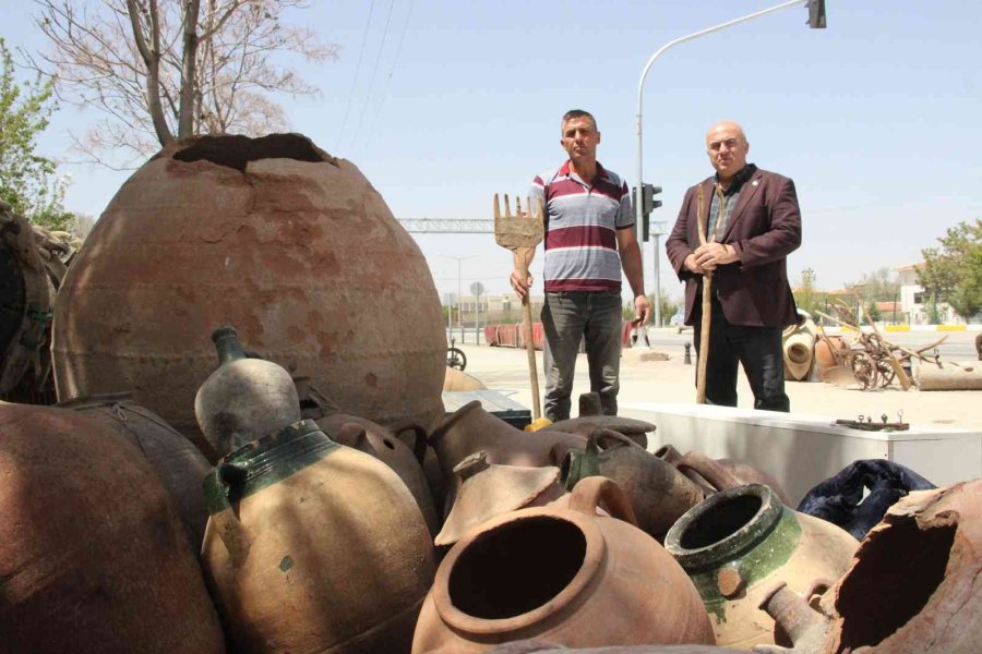 Çöplerden Topladığı Eski Tarım Aletleriyle Bahçesini Müzeye Çevirdi