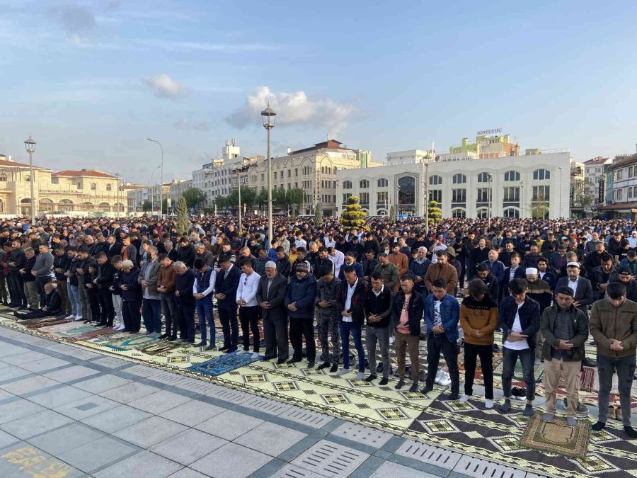 Binlerce Vatandaş Bayram Namazı İçin Mevlana Meydanı’nda Buluştu