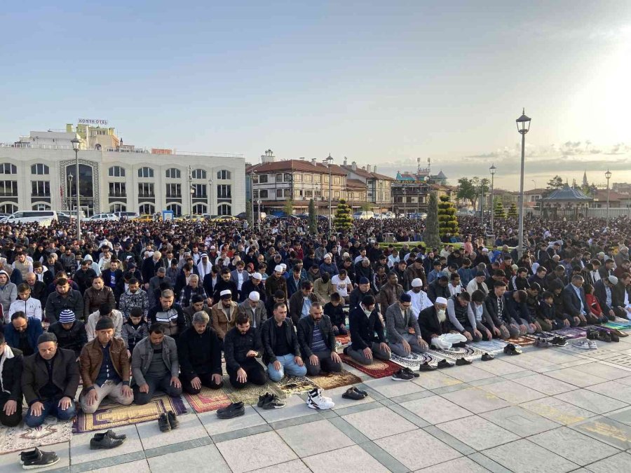 Binlerce Vatandaş Bayram Namazı İçin Mevlana Meydanı’nda Buluştu