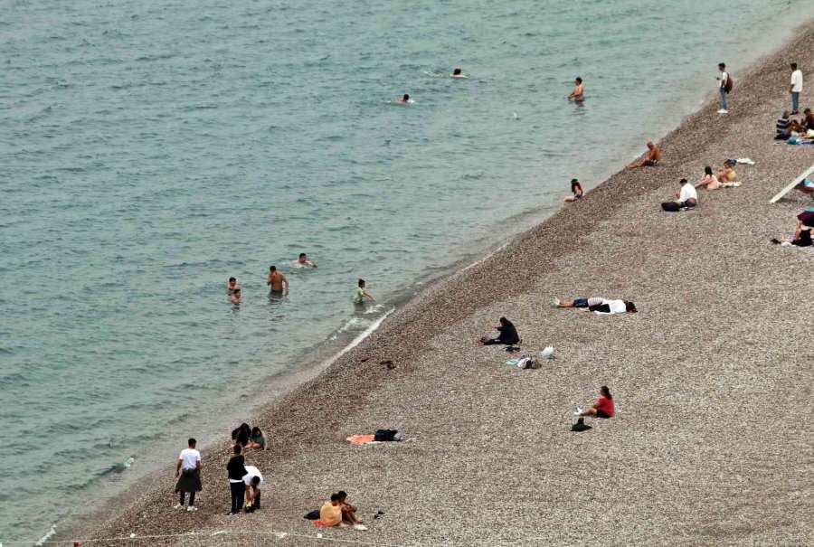 Antalya’nın Dünyaca Ünlü Sahilinde Bayram Yoğunluğu